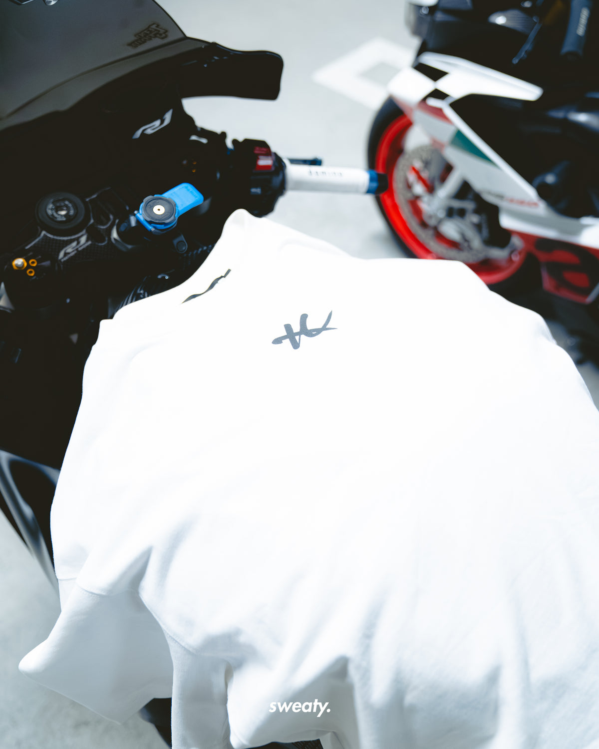 SIGNATURE WHITE-TEE
